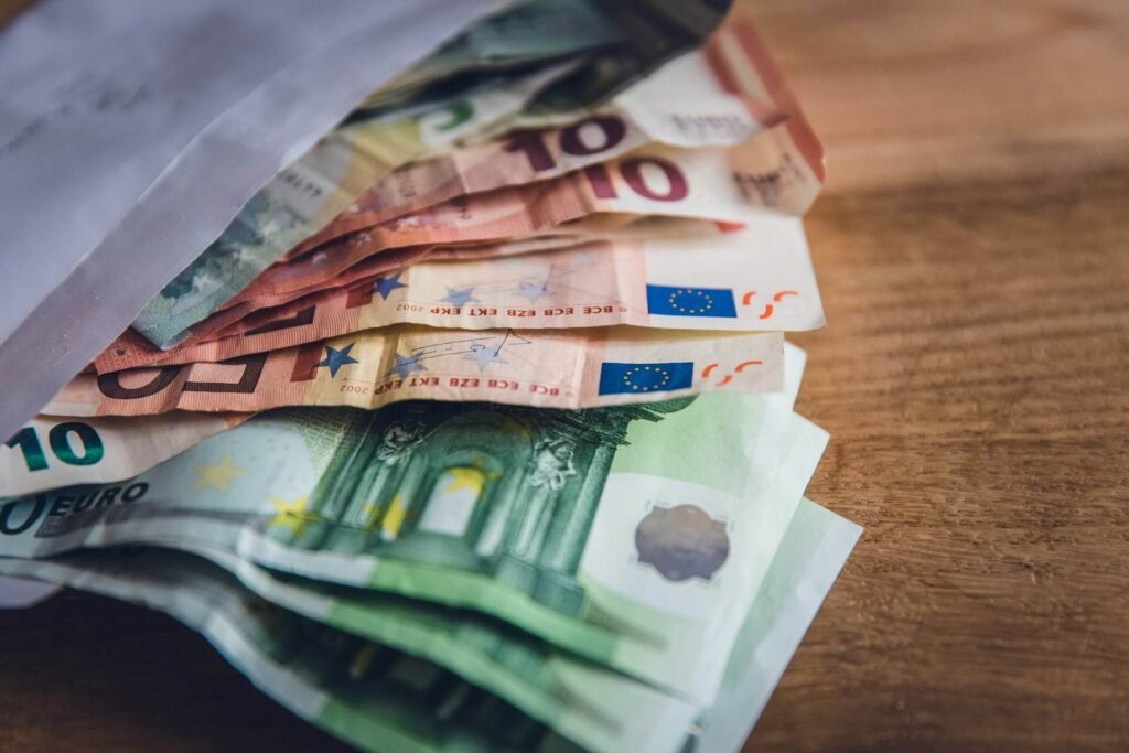 Αυξάνεται το ακατάσχετο όριο τραπεζικών λογαριασμών στα 1.600 ευρώ Αυξάνεται το ακατάσχετο όριο τραπεζικών λογαριασμών στα 1.600 ευρώ
